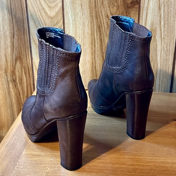 Trouve Leather Heeled Booties - Picture 8 of 12